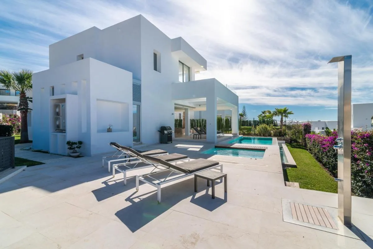 Image 1 of NEW Luxurious 4-BDRM Villa next to Beach/Golf — La Finca