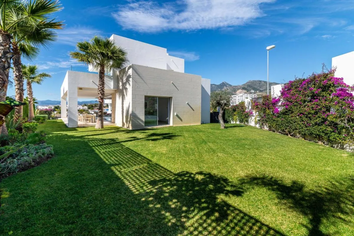 Image 2 of NEW Luxurious 4-BDRM Villa next to Beach/Golf — La Finca