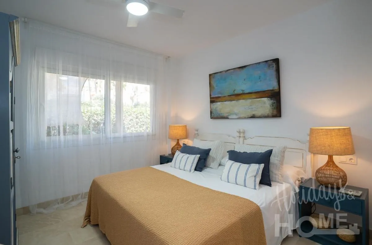 Image 4 of Neptuno II Beachfront Elviria,Sea views,lovely terrace and pool