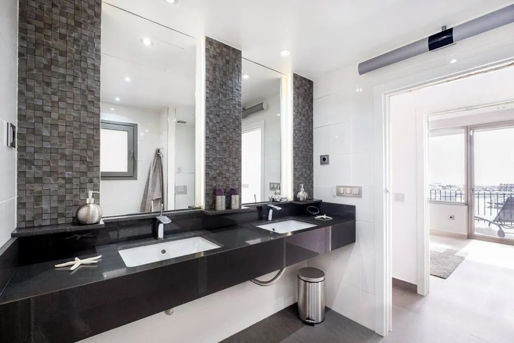 Image 4 of Puerto Banus Front Line 2 bedroom apartment