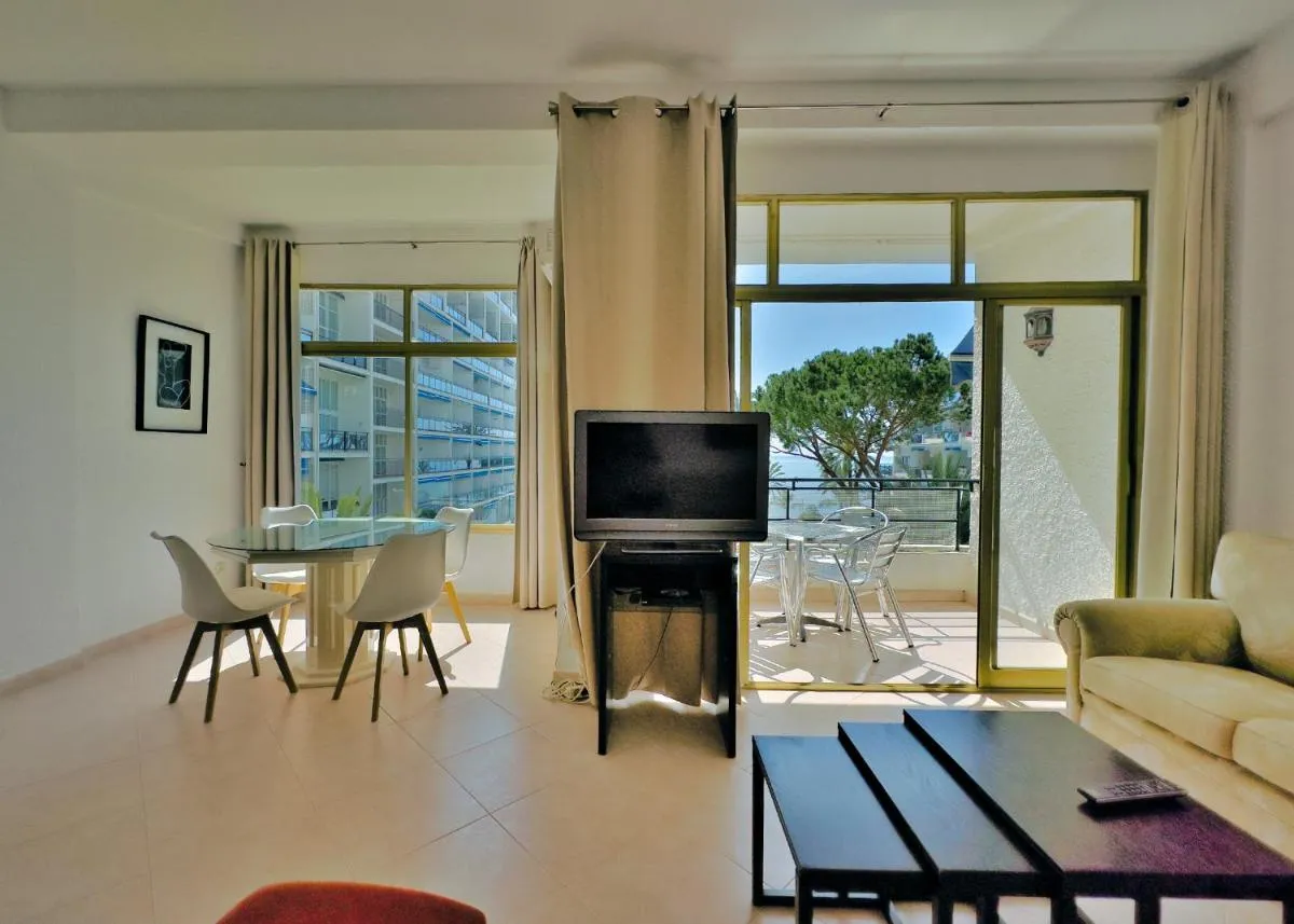 Image 4 of SKOL 335. Fantastic Beachfront Apartment Facing South.