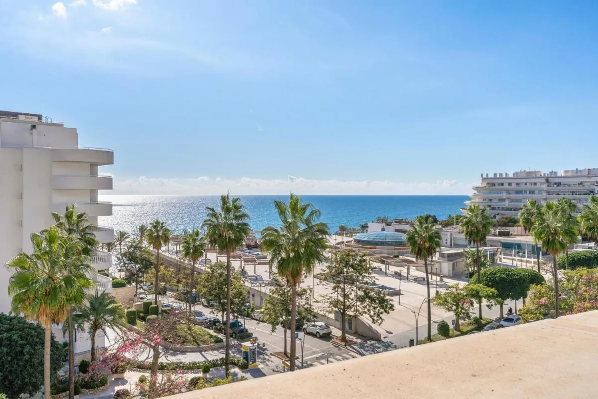 Image 6 of Sea view 2-bedroom apartment with pool