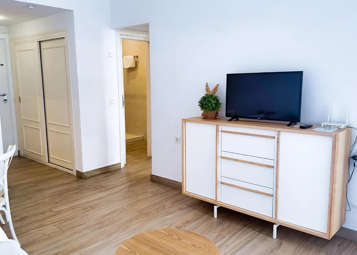 Image 3 of Skol 242 Excellent One Bedroom Apartment with Sea Views