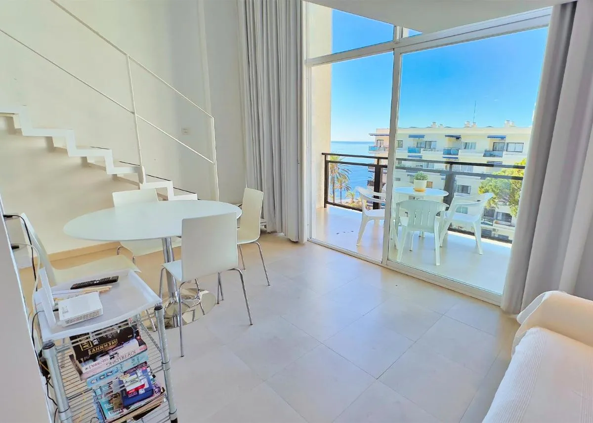 Image 3 of Skol 302 Super One-bedroom Duplex with Sea Views