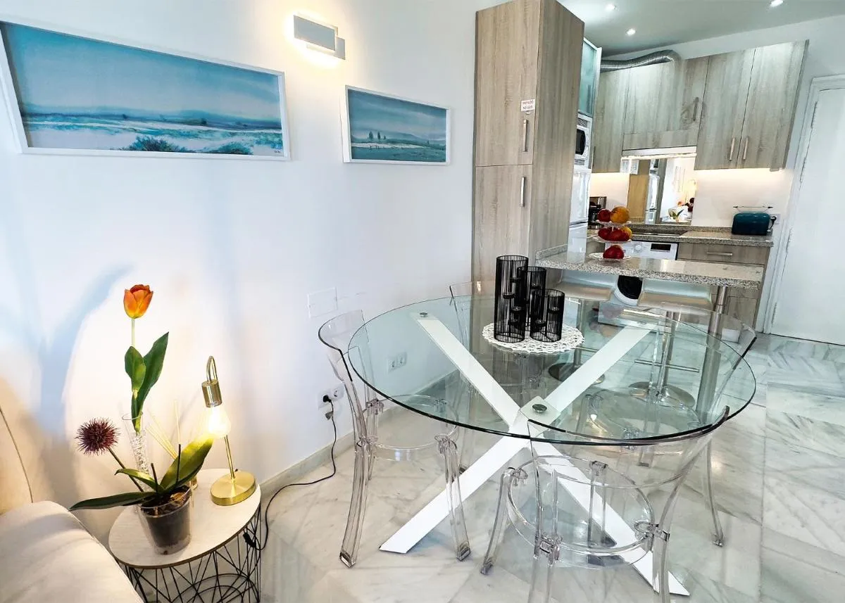 Image 2 of Skol 438 Super One-bedroom Apartment with Sea Views