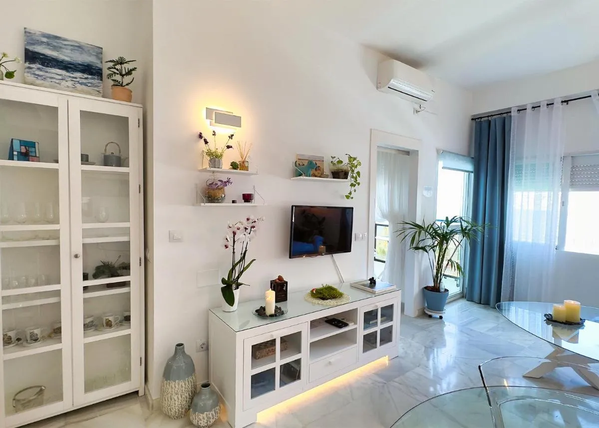 Image 4 of Skol 438 Super One-bedroom Apartment with Sea Views