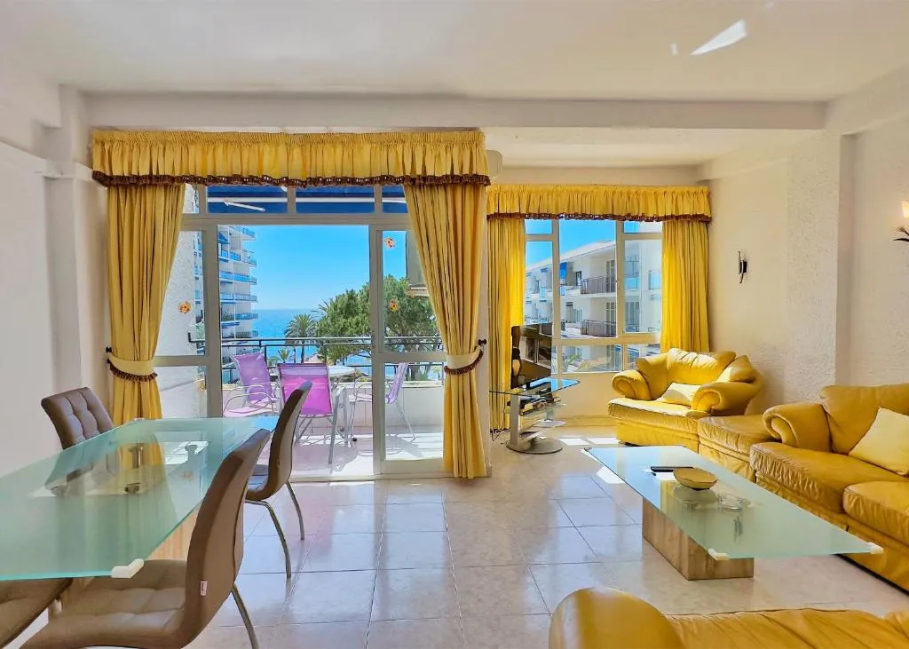 Image of Skol 439 Spacious and Refurbished Apartment with Sea Views