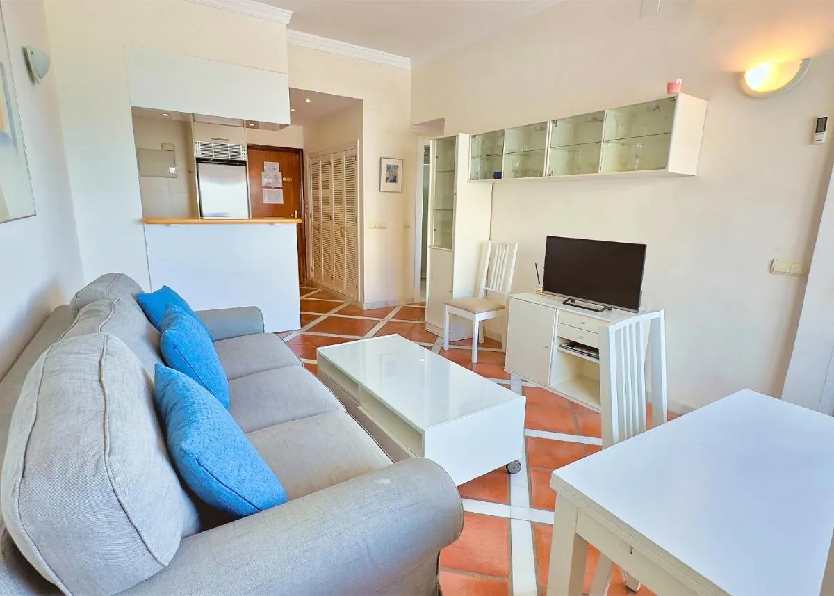 Image 3 of Skol 536 – Great One Bed Apartment with Wonderful Sea View.