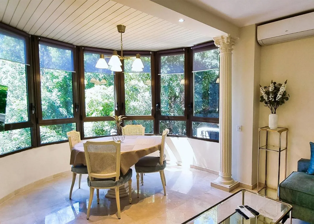 Image 2 of Spacious Renovated 1-Bedroom Apartment in Marbella Center with Free Parking