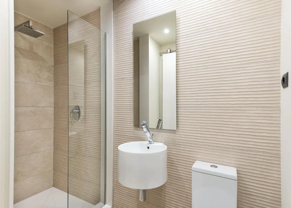 Image 4 of Stunning Modern Apt Frontline beach – RDR206