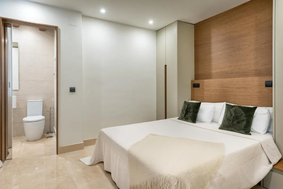 Image 2 of Stunning Modern Apt Frontline beach – RDR206