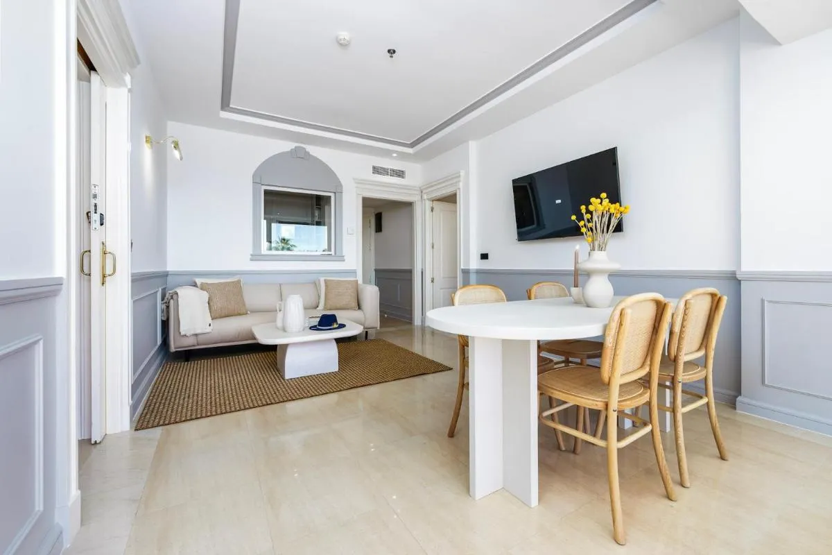 Image 3 of Stunning Renovated 2-bedroom in Golden Mile