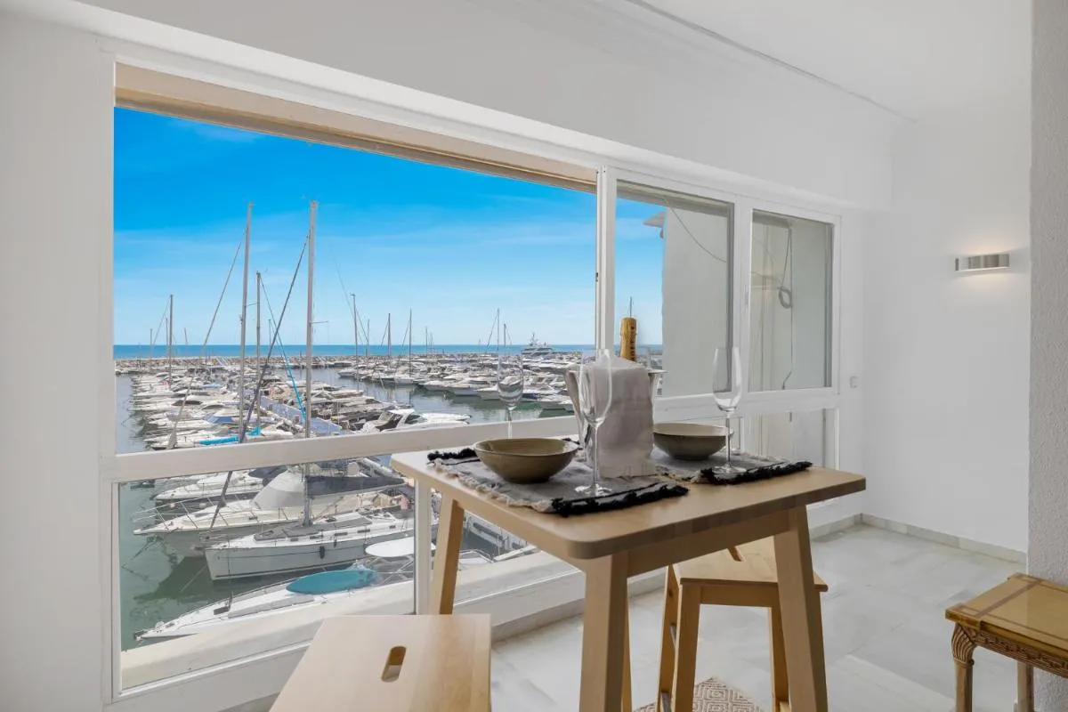 Image 1 of luxurious frontline penthouse in puerto banus