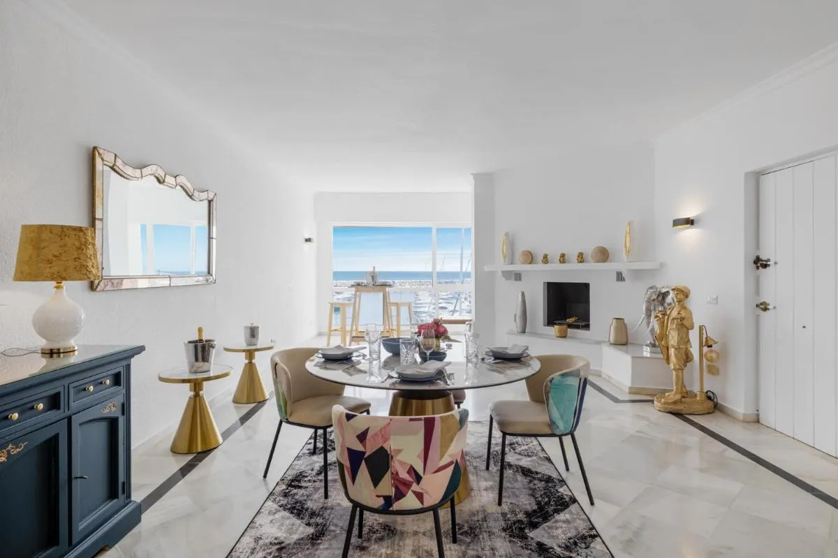 Image 4 of luxurious frontline penthouse in puerto banus