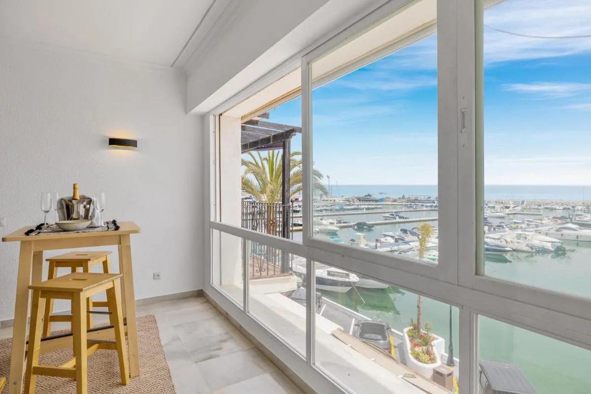 Image 2 of luxurious frontline penthouse in puerto banus