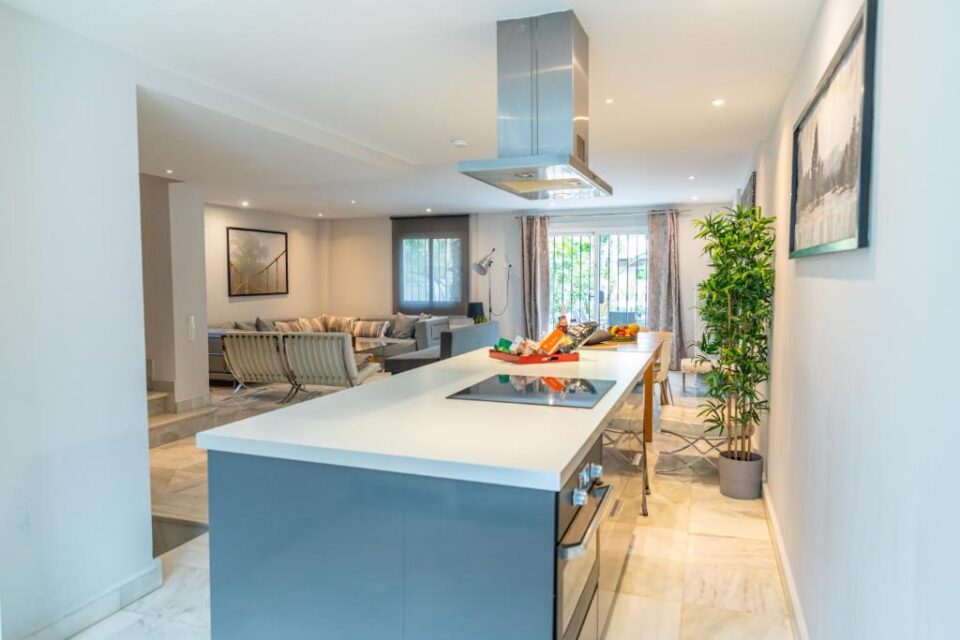 AB Properties -Design House Marbella- 3 mn de Puerto Banus Beach – Golden Mile – Tropical Garden and Pool